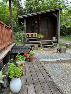 6月の小屋の前.jpeg